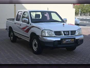 Nissan Pickup White 2007 For Sale in Qatar